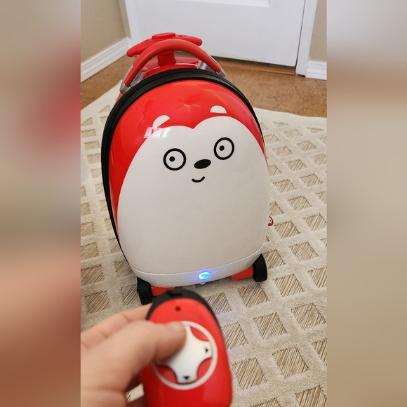 Kid's remote controlled Hedgehog Carry On Luggage - Picture 4 of 7